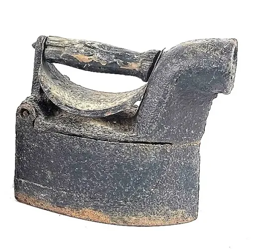 Antigo ferro de passar roupa a carvão anos 60/70 Original maxambomba pega madeira*