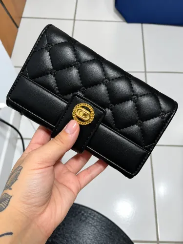 ? Bolsa Feminina Preta Matelassê com Alça Transversal