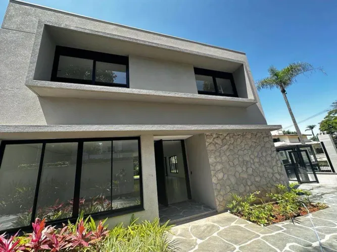 Casa em condomínio na Granja Julieta
