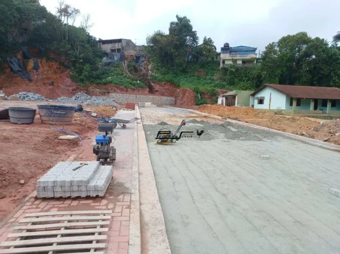 Terreno à venda em condomínio fechado