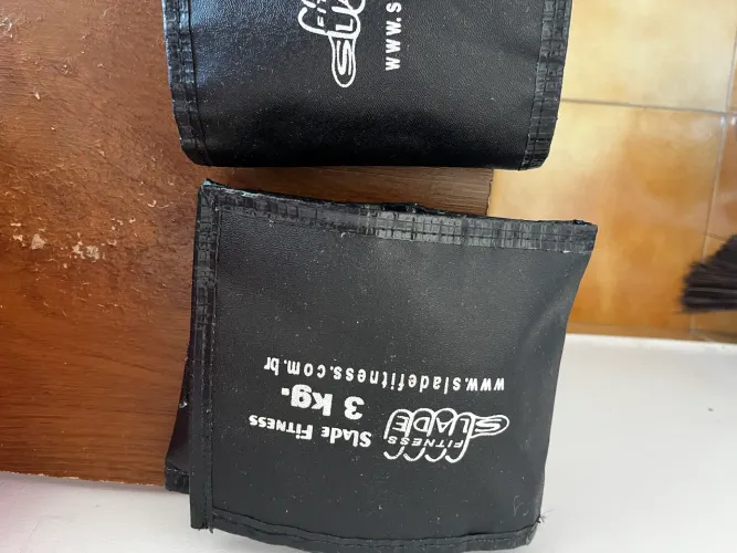 Dois pesos de 3 kgs cada para pernas