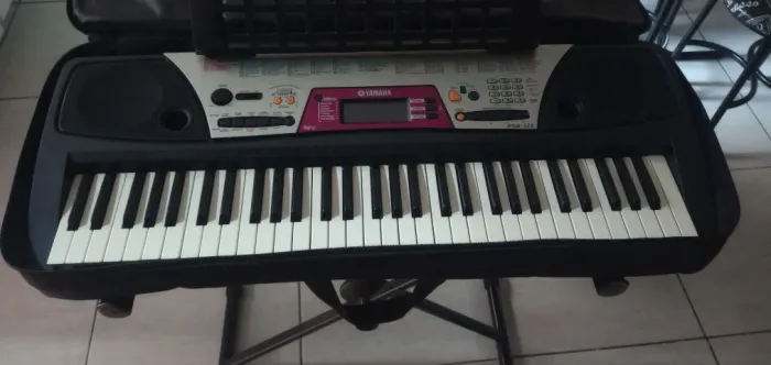 Teclado Yamaha semi-novo