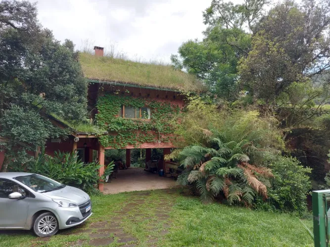 Casa Serrana de Alto Padrão no Condomínio Curucaca 4.545m² com Vista e Conforto Térmico