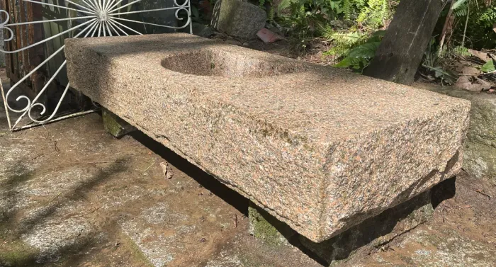 Pia de pedra bruta, granito rosado.