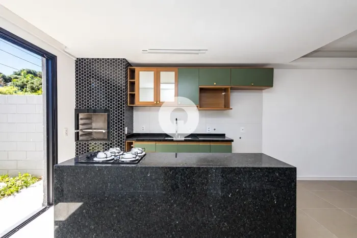 SOBRADO NOVO, COM COZINHA MONTADA E UM TERRAÇO DELICIOSO