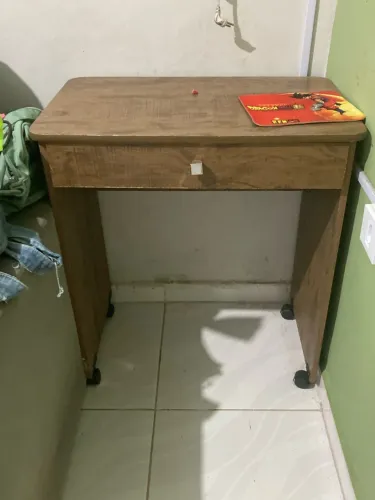 Escrivaninha com rodinha e gaveta