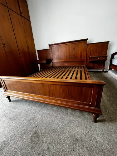 Cama casal dos anos 50 em excelente estado