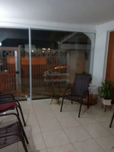 Jardim Conceição Casa de esquina com 02 dormitórios, sendo 01 tipo apartamento.