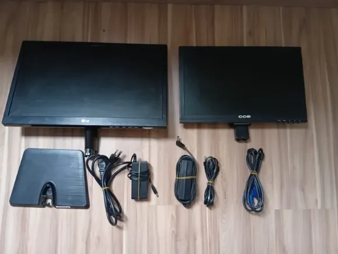 2 Monitores completos com Fontes e Cabos