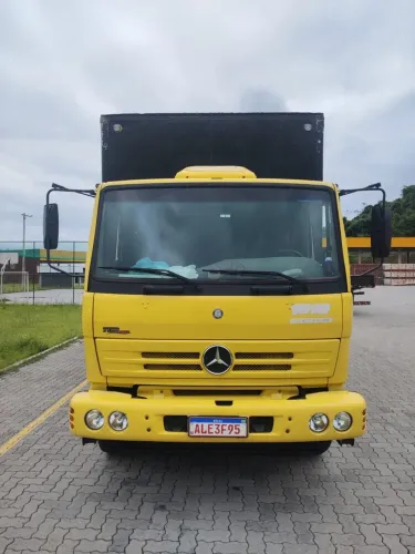 Caminhão Mercedes 