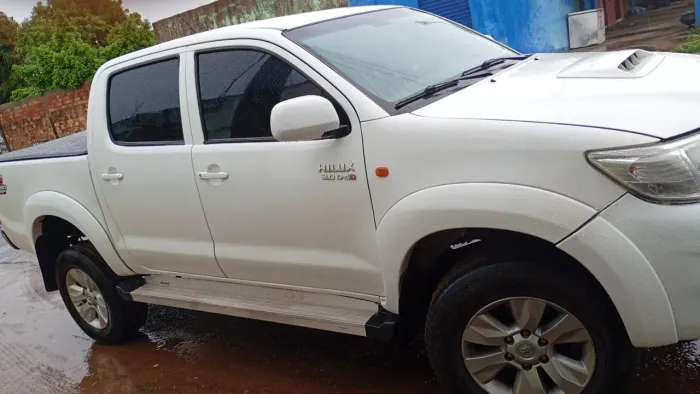 Vendo uma Hilux 2015 top sem nada pra fazer só pegar e c feliz IPVA pago .