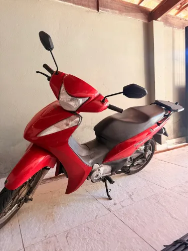 Vende - se Honda Biz Vermelha 2016 - Excelente estado.
