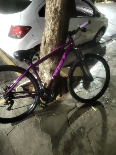 Bike First aro 29 roxa pequeno problema na marcha mas anda normal