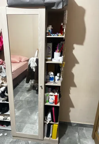Sapateira com espelho e nicho