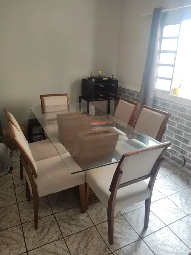 Mesa maciça com 6 cadeiras