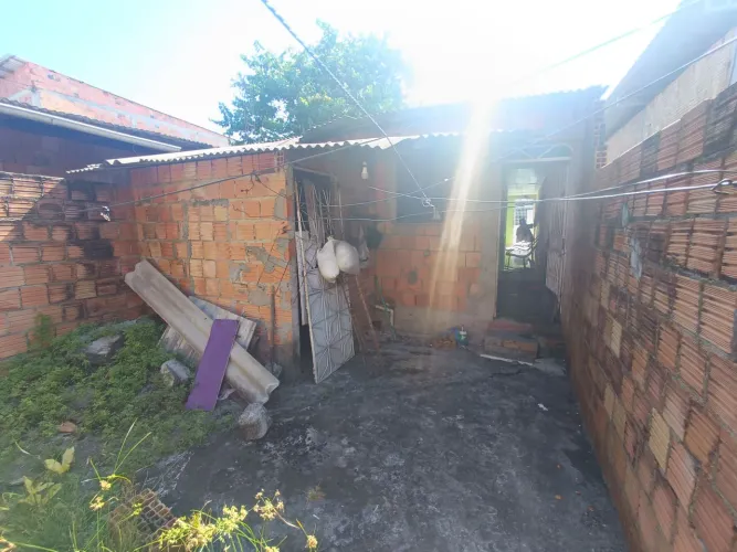 //Casa com quintal e garagem no Vila da Prata