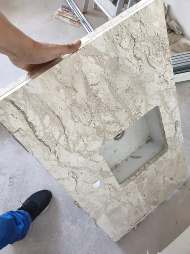 Bancada travertino 88x50 com cuba quadrada de 28