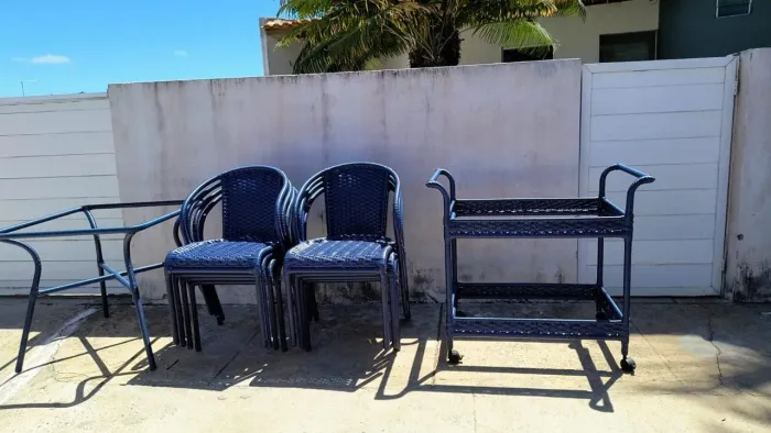 Conjuntos de mesas e cadeiras, e carrinho bar tudo em Vime