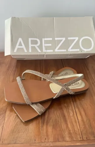 Sandália Rasteira Arezzo bege 36