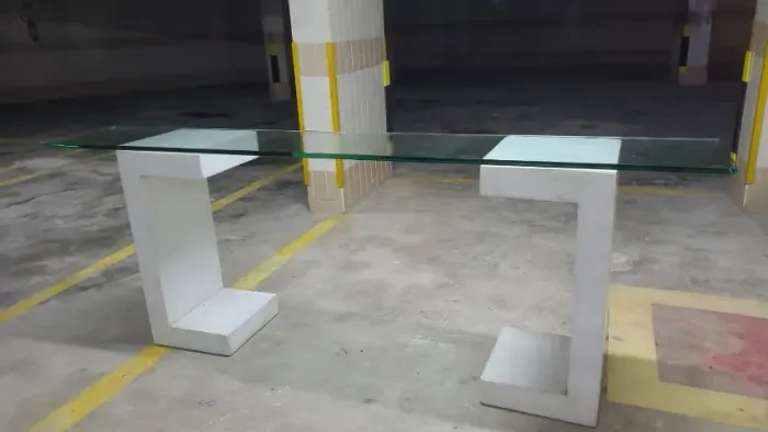 Mesa de vidro com mármore