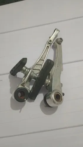 Par de ferraduras com pastilhas de freio de bicicleta