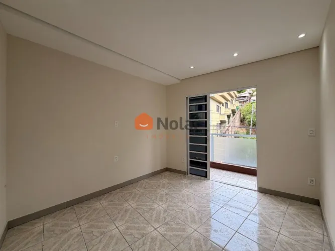 Casa com entrada compartilhada, de 02 quartos, varanda e 01 vaga de garagem coberta e pres