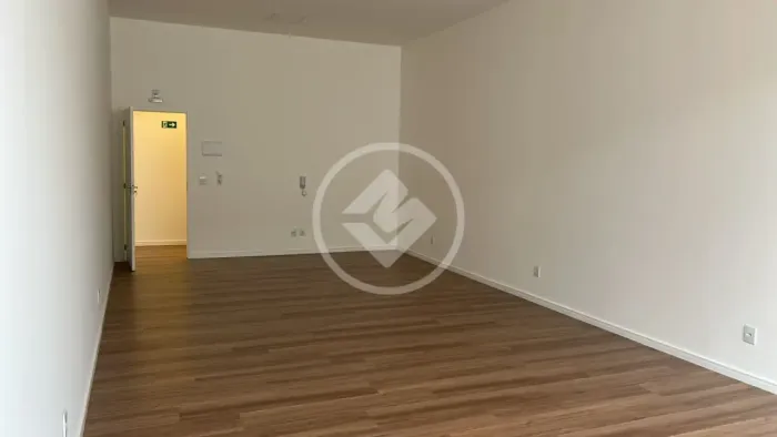 Sala Comercial Estratégica com Estrutura Completa, Estacionamento e Recepção Compartilhada