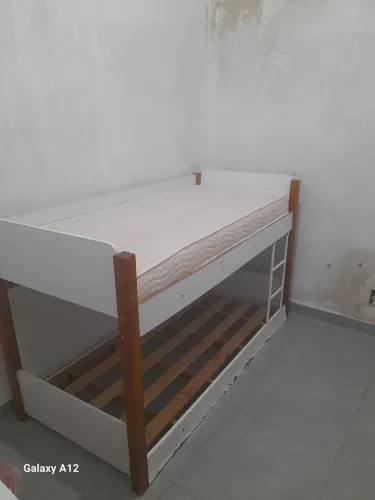 Vendo uma beliche de solteiro infantil altura 1,00 metro comprimento 1,60 de largura 0.77