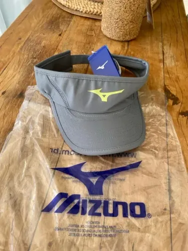 Viseira Mizuno nas cores preta ou cinza, fechamento strapback 