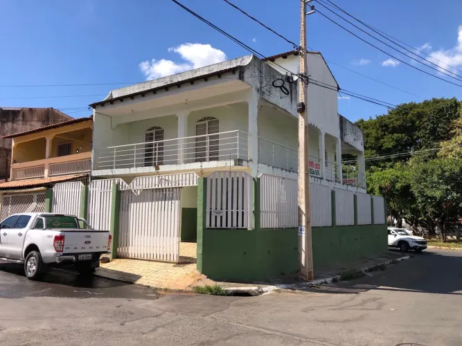 Casa de esquina na QE 44 Guará II