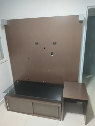 Painel com rack , madeira e vidro blindex