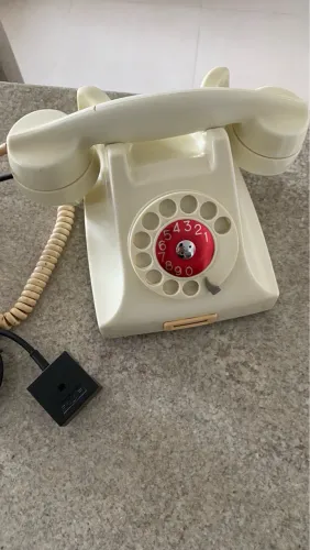 Telefone antigo, cor marfim. Década 40 -50