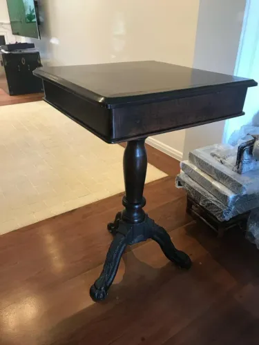 Mesa lateral em madeira 