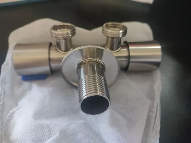 Conector para saída de água quente e fria