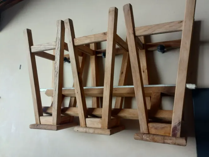 Conjunto de Banquetas de Madeira Artesanal