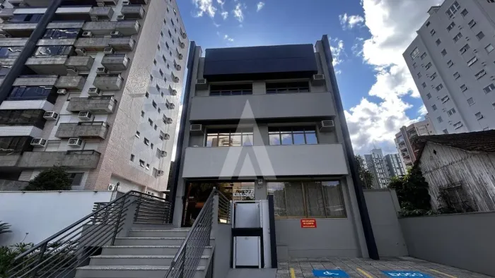 SALA COMERCIA COM 135,16m² PRIVATIVOS, COM 2 LAVABOS NO BAIRRO ATIRADORES.