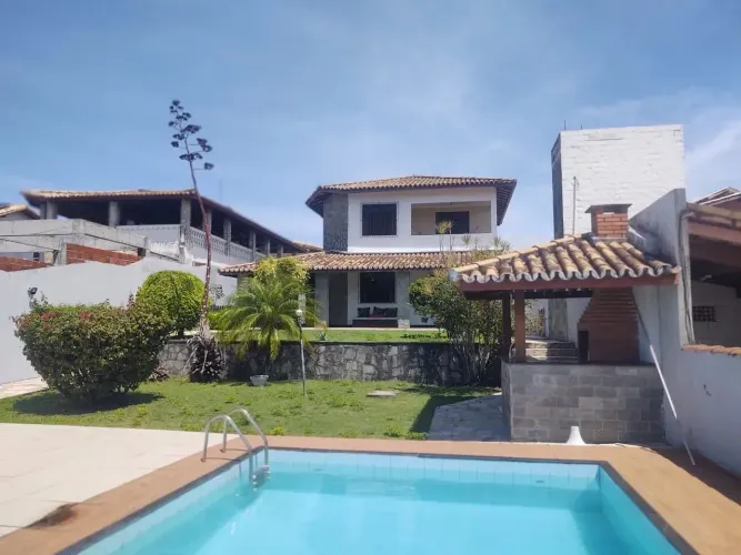 Casa com 5/4 e piscina em Vilas do Atlântico.