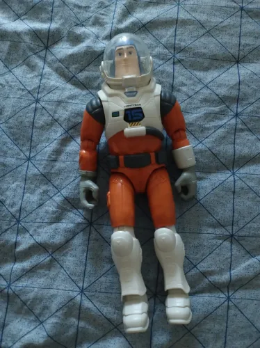 Boneco do Buzz Lightyear articulado