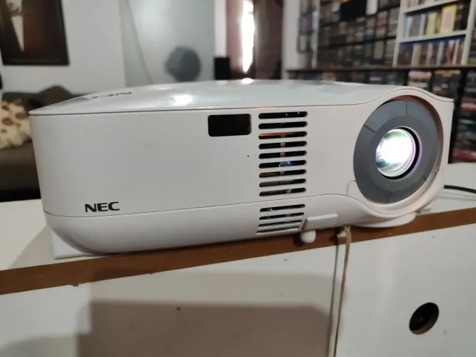 Projetor NEC de curta distância, pouco uso, igual zero
