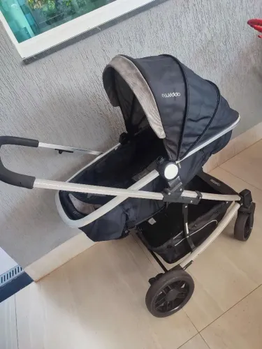 Kit três peças -Carrinho de bebê Moisés com bebê conforto e cadeirinha tipo berço 