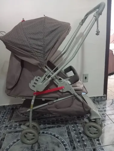 Carrinho de Bebê Compacto e Confortável