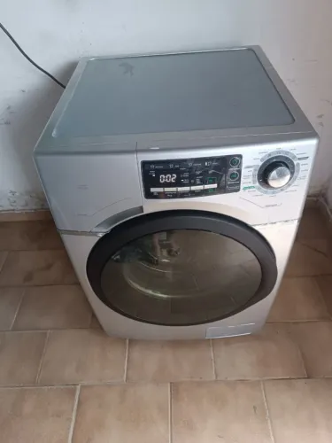 Máquina de lavar roupas faz tudo 