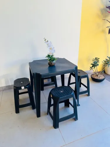 Mesa com 4 cadeiras pretas