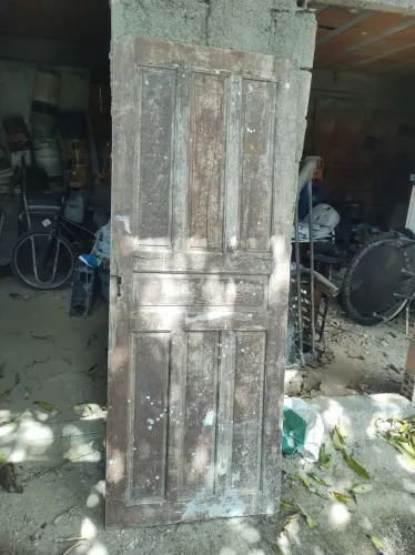 Porta maciça para restaurar 