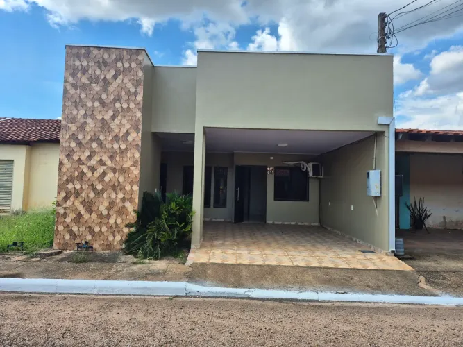 Alugo uma casa de Condomínio Fechado 