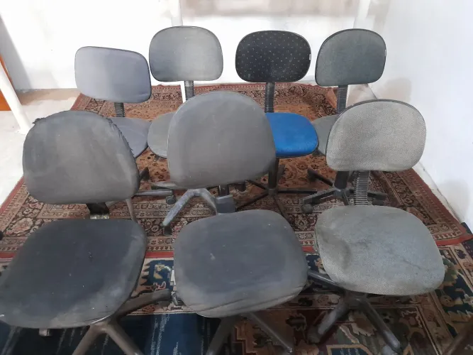 8 cadeiras de escritorio no estado, bota fora.