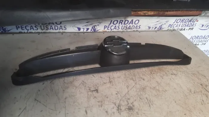 Grade do capo dianteiro gm corsa 2007 com emblema original