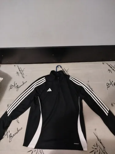 Blusa Adidas com detalhes em branco