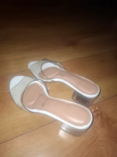 Sandália transparente tamanco pequeno
