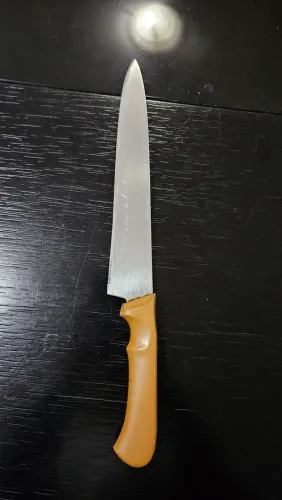 Faca com lâmina de inox e cabo de plástico